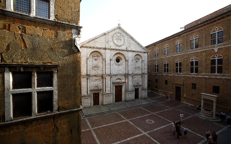 Degustazione di vino in Val d'Orcia