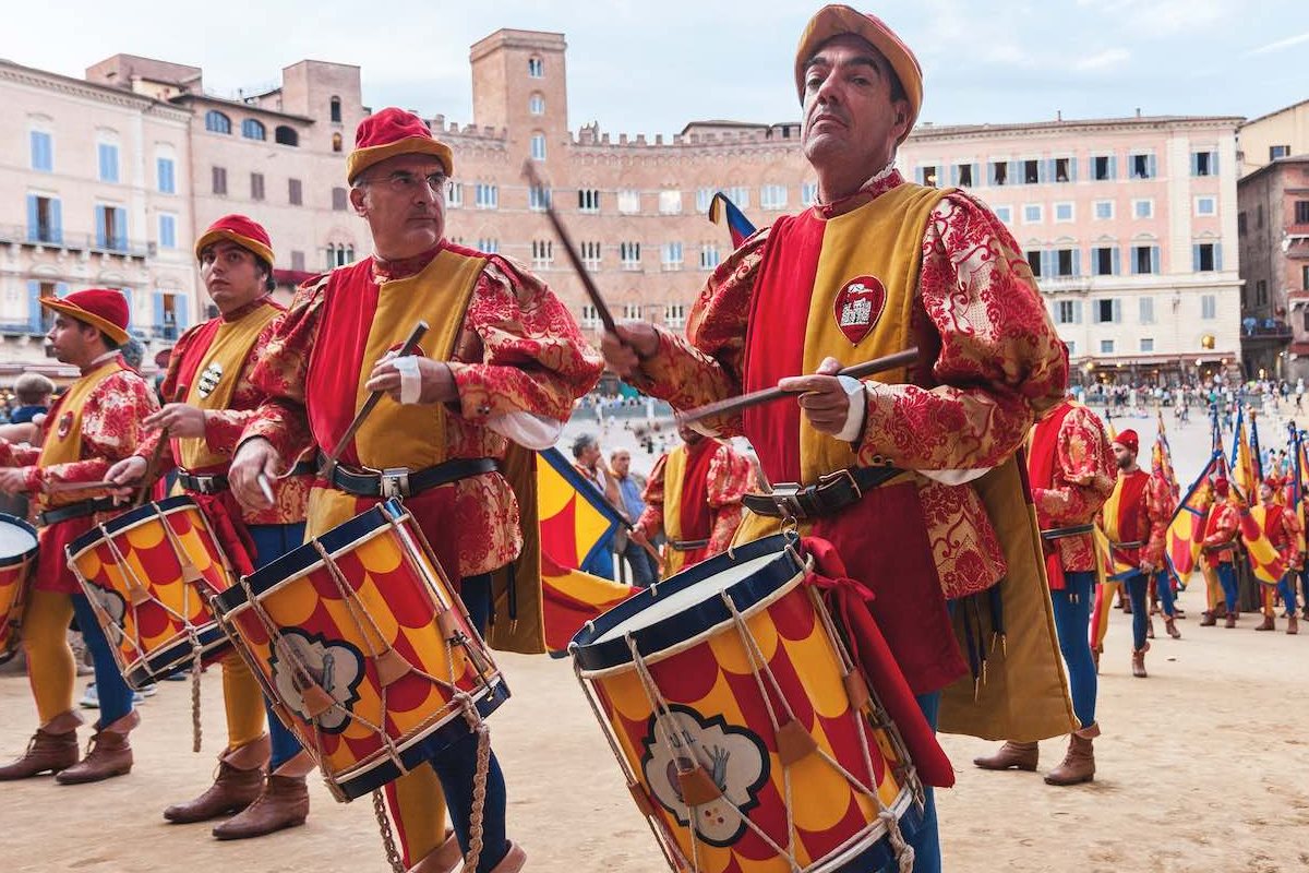 Siena tour a piedi: Palio & Museo della Contrada