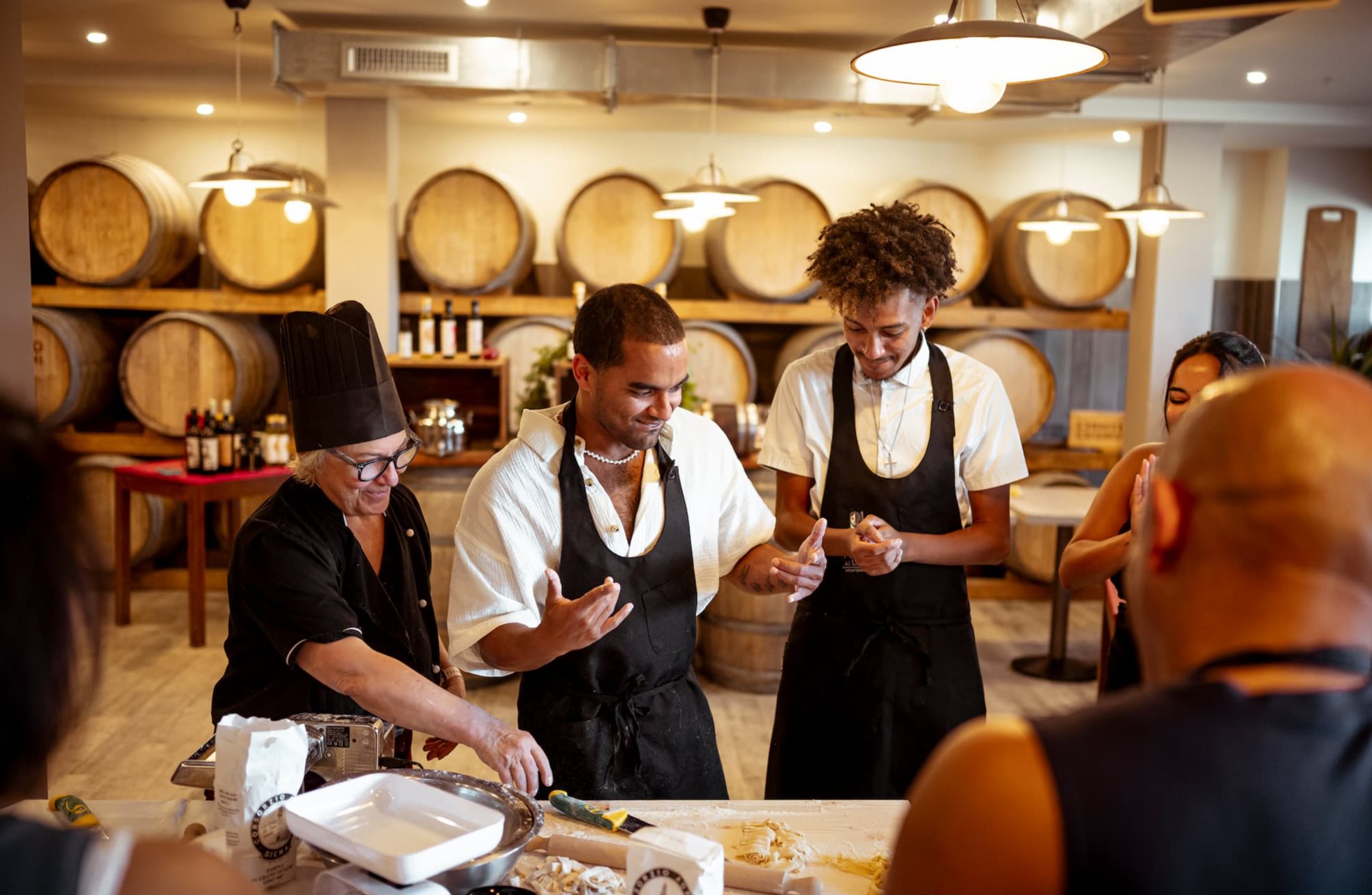 Tour della Toscana da Firenze: piccoli villaggi, vino e pranzo con lezioni di cucina 