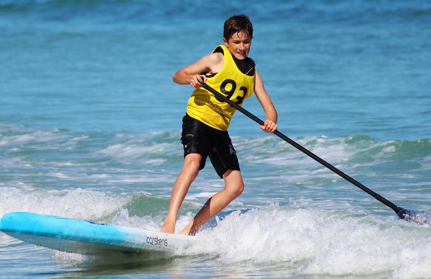 Lección de SUP en la playa de Ostia Lido cerca de Roma