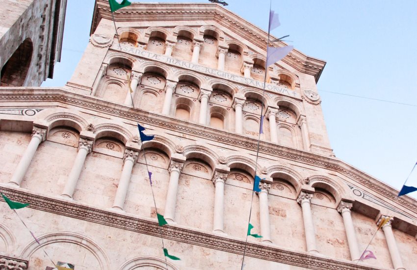 Castillo y los Gigantes de Monte Prama